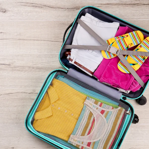 Valise avec vêtements et accessoires de voyage