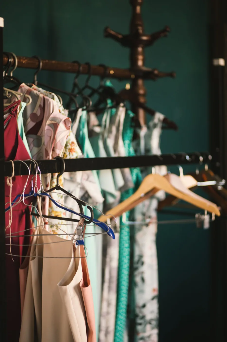 Robes et vêtements suspendus à des cintres