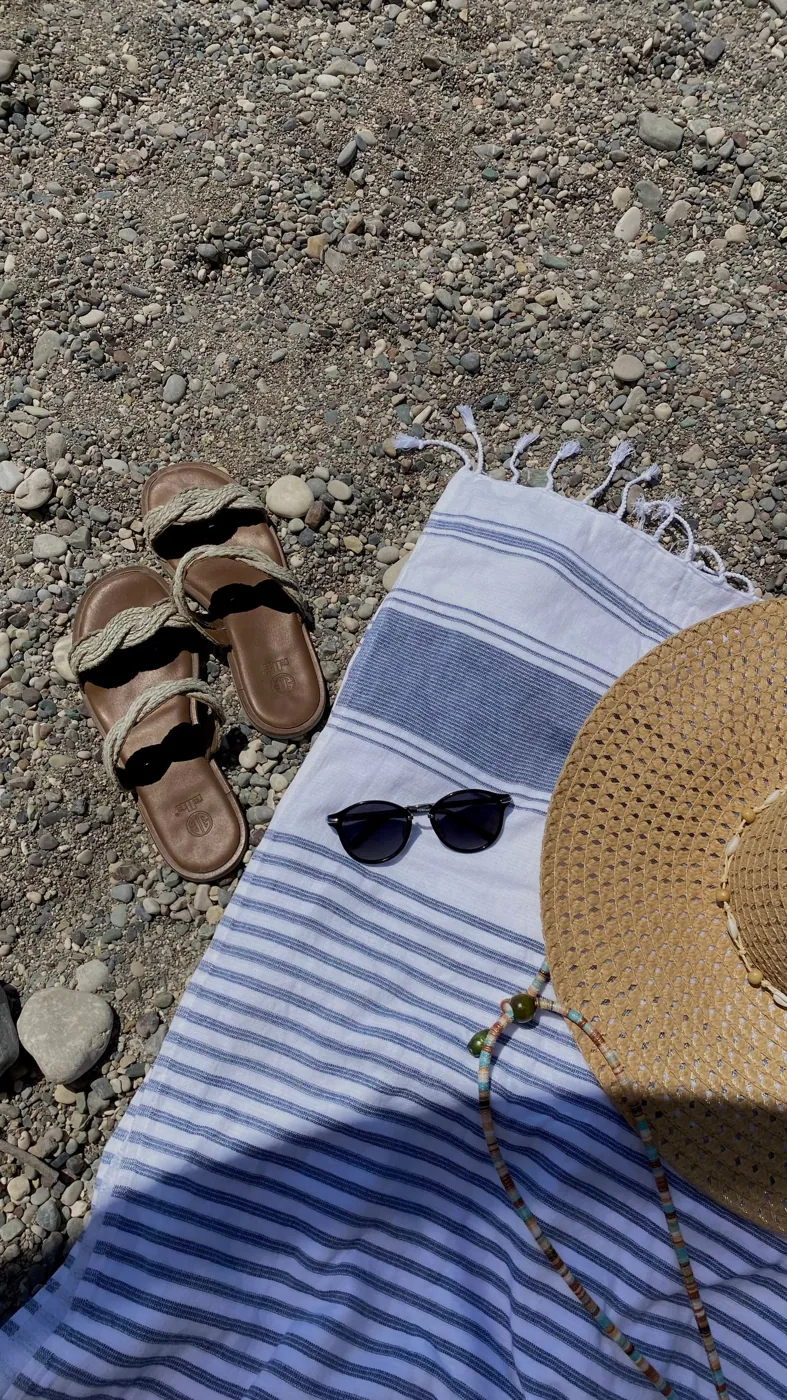 Sandales, chapeau et lunettes sur une serviette