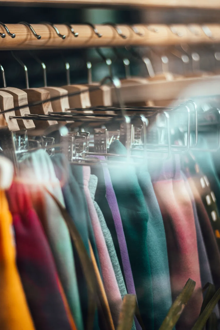 Vêtements colorés suspendus en boutique