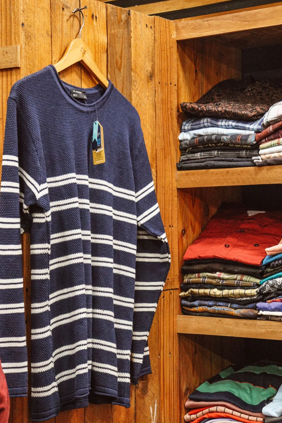 Tricot rayé et vêtements rangés dans une armoire