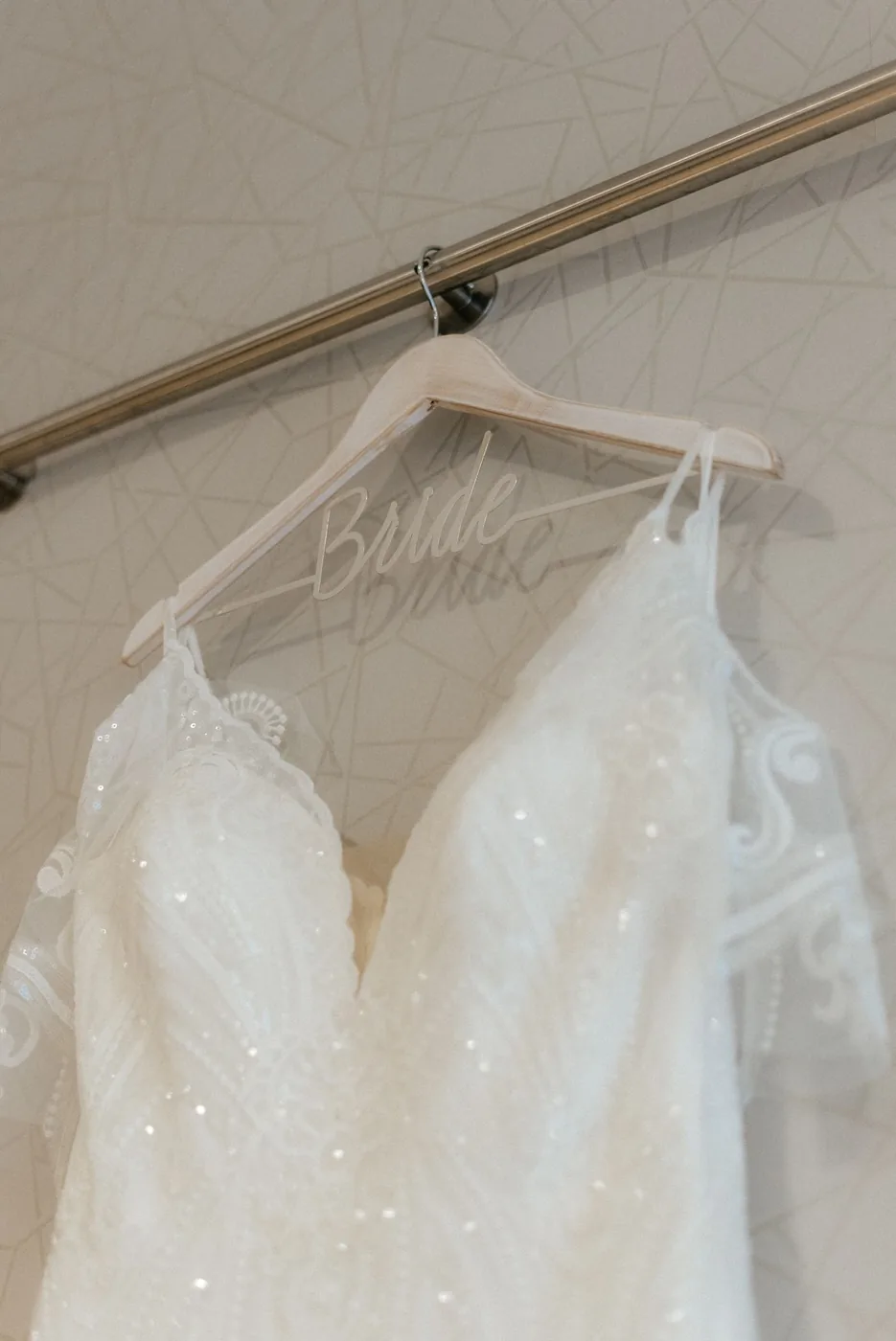 Détails d’une robe blanche sur un cintre