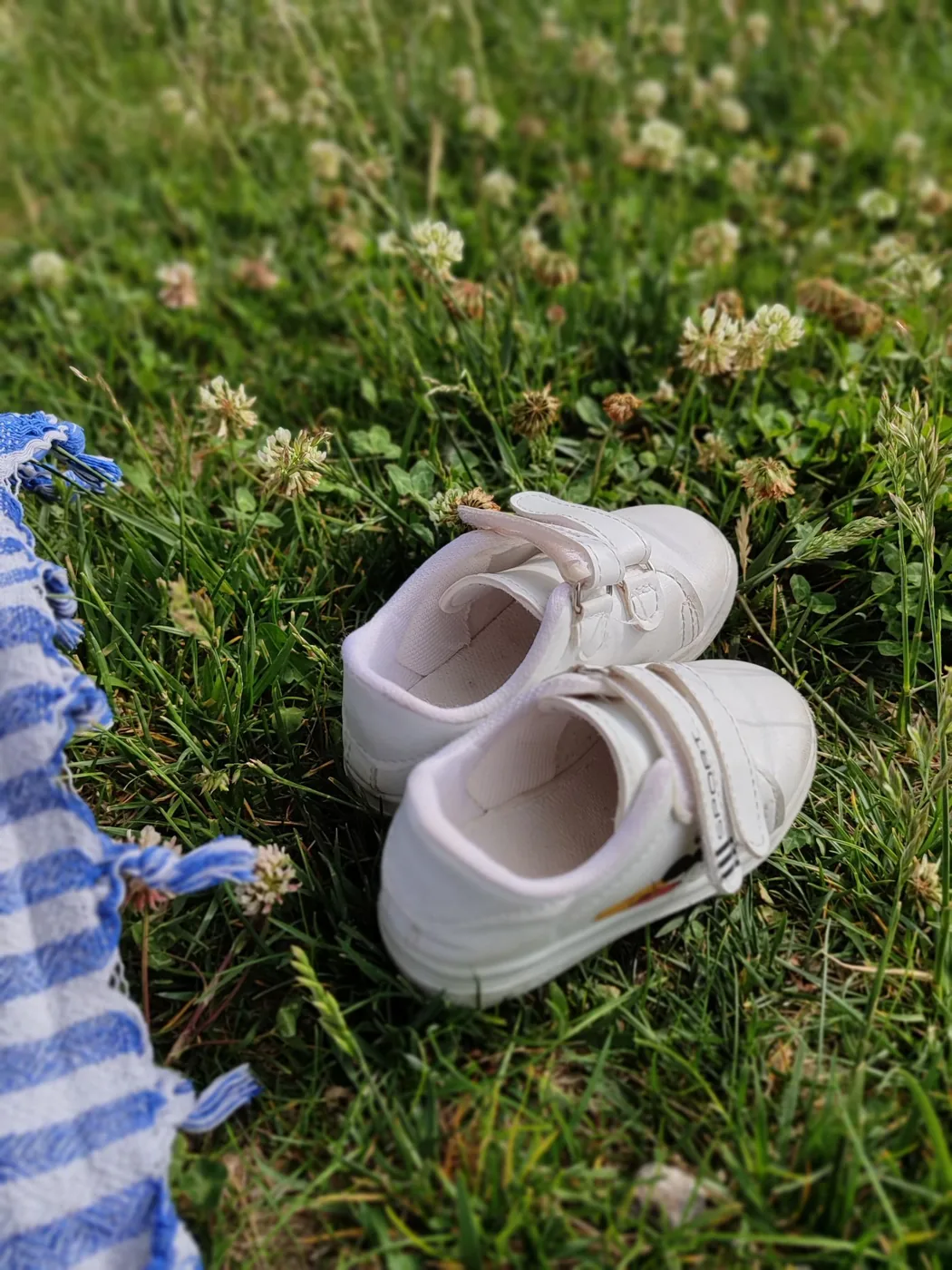 Petites chaussures blanches sur une couverture
