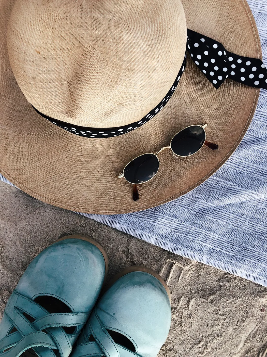 Chapeau et lunettes posés pour l’été