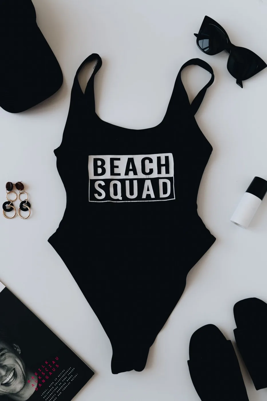 Maillot noir et accessoires de plage